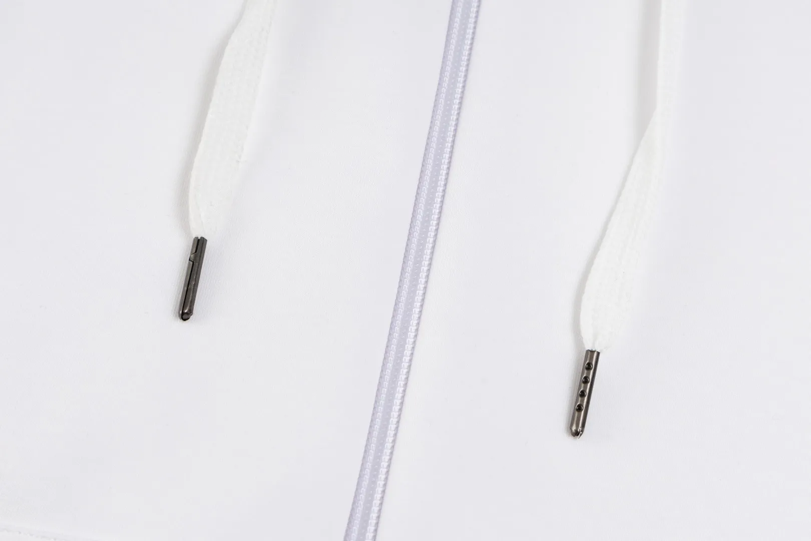 P236 #R95 Ralph Lauren/Ralph Lauren Twelve Color Pony🐎 Embroidered zipper cardigan jacket hooded sweatshirt This hooded sweatshirt is decorated with a simple style that represents Ralph Lauren. It is paired with a pony embroidery pattern, which is three-dimensional and full! The solid color fabric paired with exquisite embroidery instantly sets it off! Hooded sports design, loose and casual fit! The overall texture is very strong! Through the pictures, we can feel the thickness and texture of custom-woven and dyed threads. The workmanship is exquisite. They are shipped from major foreign trade factories. They are all made by masters with many years of experience. Everything is of high standards and requirements! Simple and versatile style ~ super delicate and soft, close to the body without being tied, all fabrics and accessories are original custom-made and of high quality! Perfectly reflects the brand’s sense of superiority! Standard cut, comfortable stretch, unrestricted movement! Highly practical, high-end and classy! Versatile style ~ can be paired with jeans or jogging pants. Ideal for transitioning from your morning commute to weekend events!  Color: Black with red label Black with white label Khaki Navy blue with red label Navy blue with white label White Light gray Dark gray Burgundy Army green Light blue Pink Size: S M L